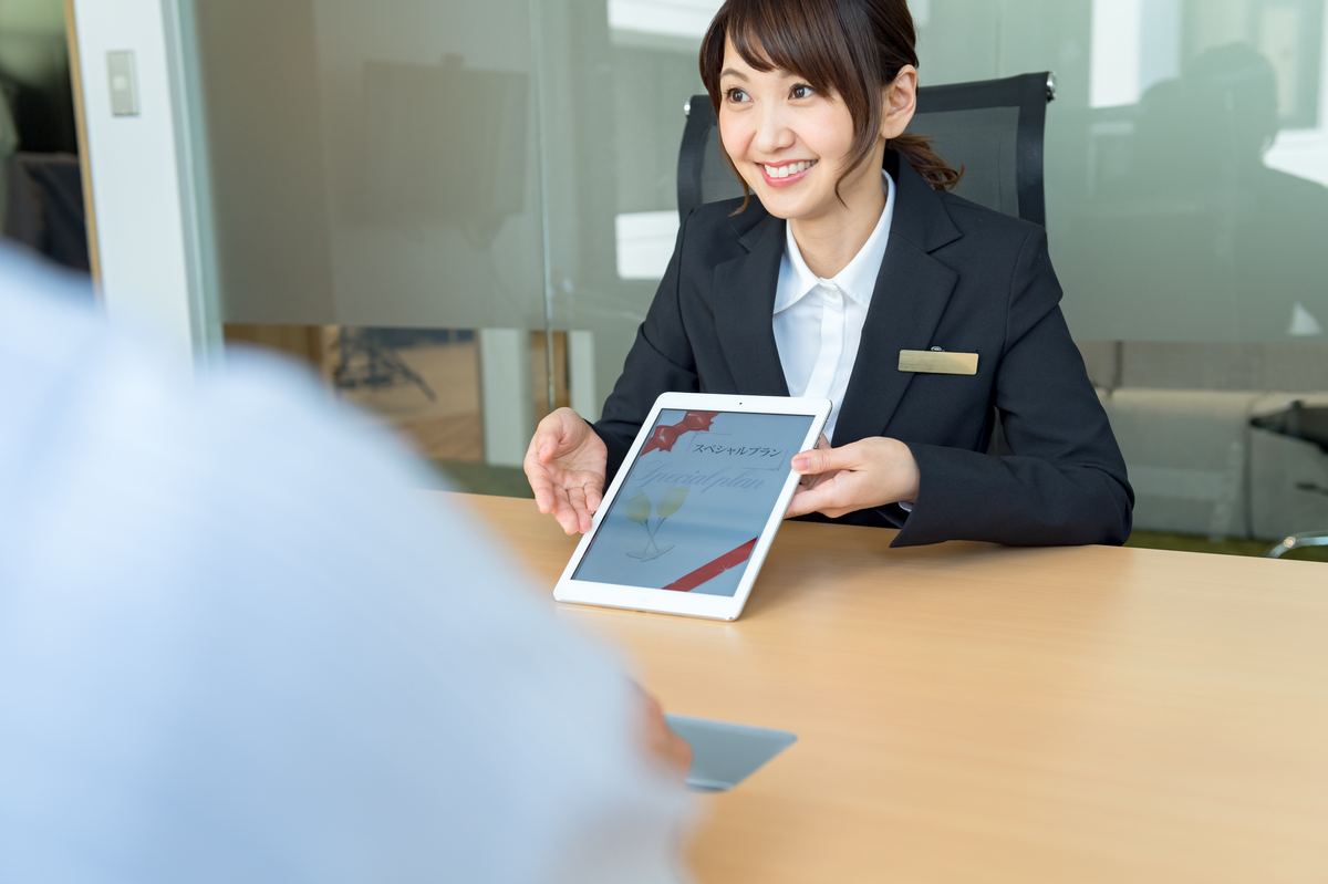 保険提案の商談を行う様子