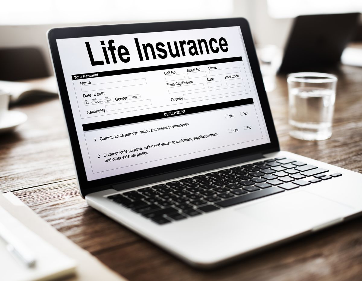 Life Insuranceの申込フォーム画面を映すノートPC