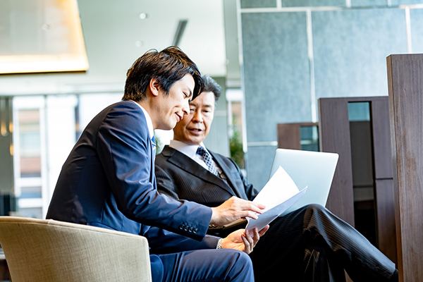 法人向け定期保険の税制改正・105ルールについて相談するビジネスパーソン