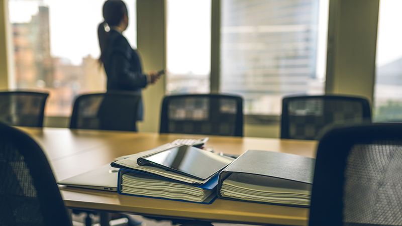 会議室で書類を確認するビジネスパーソン