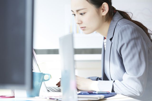平成30年度税制改正の内容を検討するビジネスパーソン