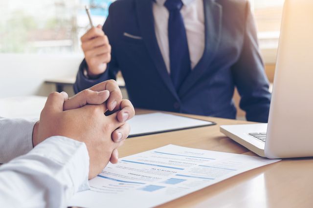 事業承継の相談をする経営者と税理士