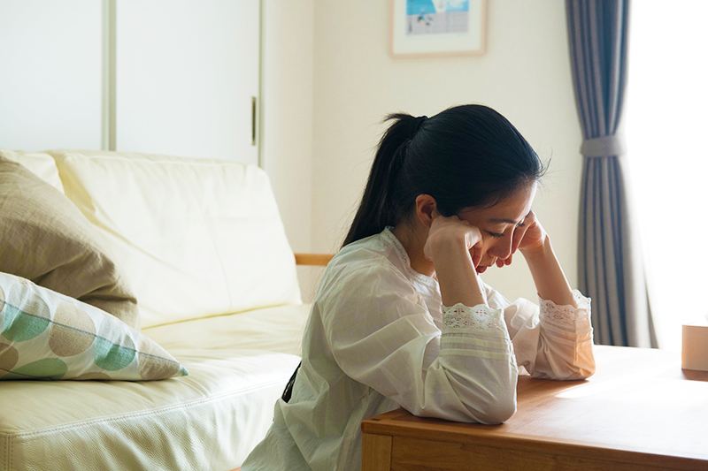 成年後見制度の相談に悩む女性
