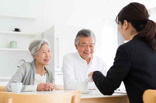 現預金の相続税評価について相談する夫婦とアドバイザー