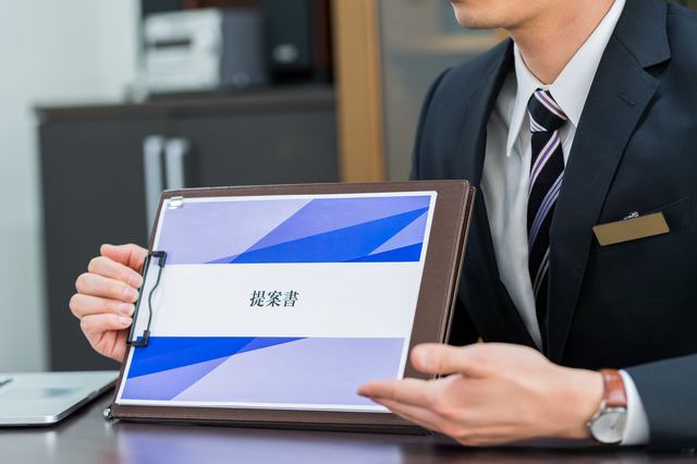 提案書を説明する銀行員