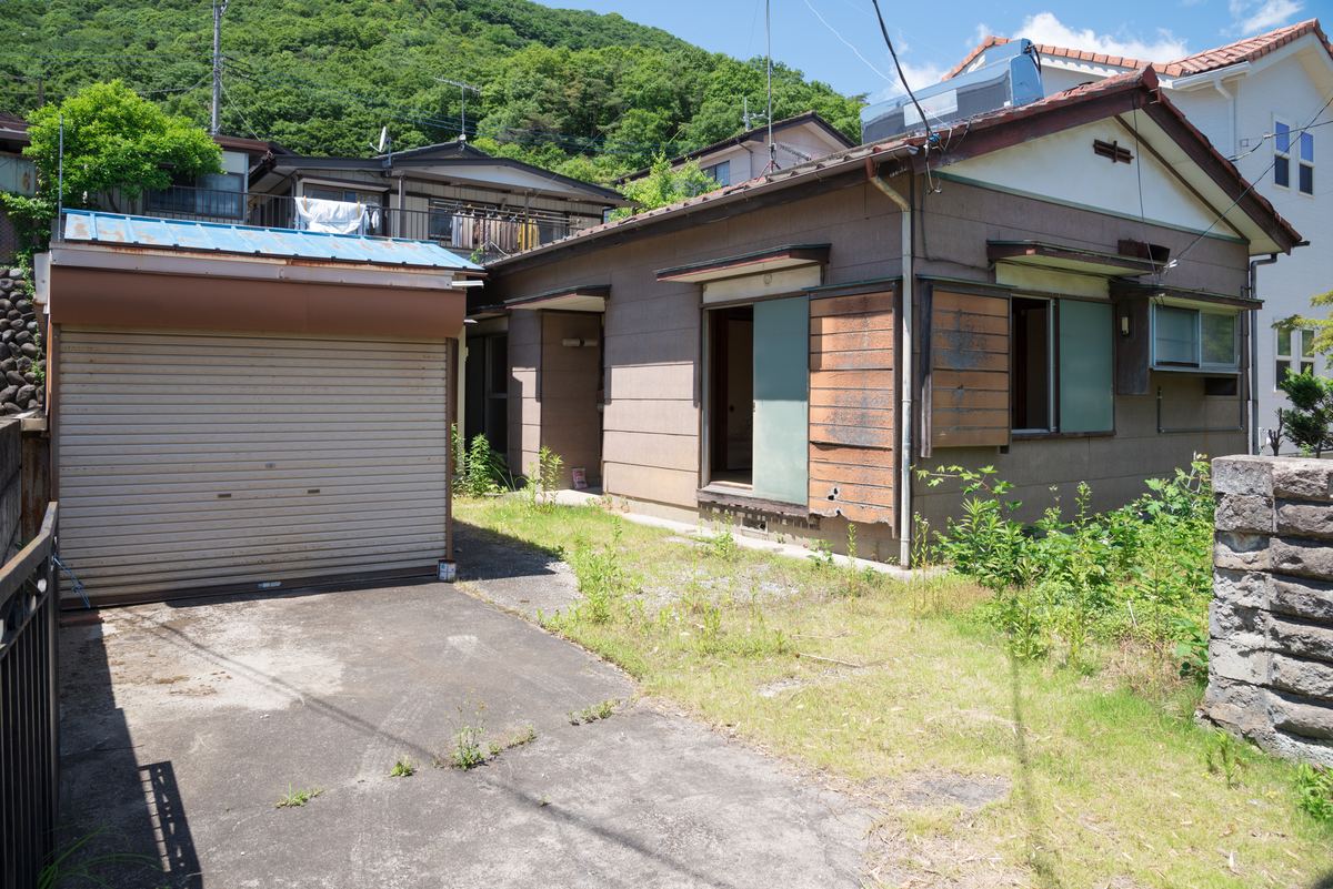 老朽化して空き家となった木造住宅の外観