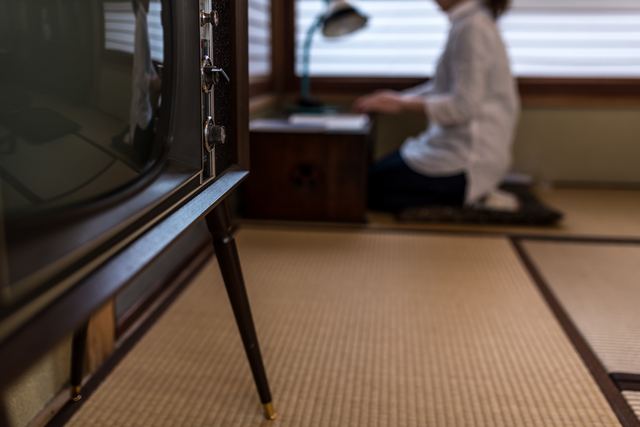 和室で静かに座る人物(実家・遺産分割トラブルのイメージ)