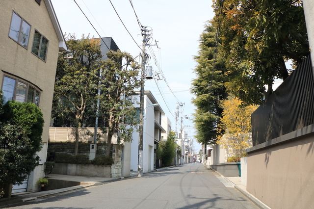 南麻布の閑静な高級住宅街の坂道