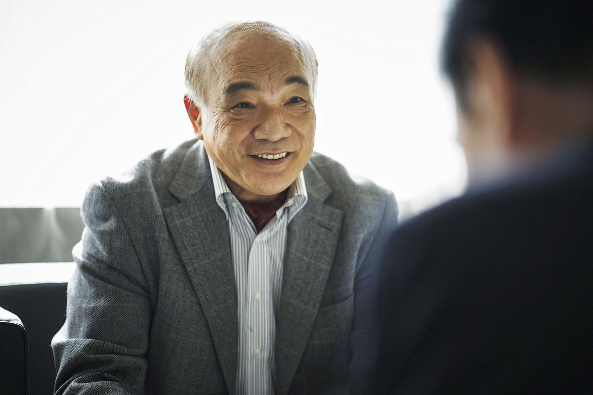 笑顔で話す年配の男性
